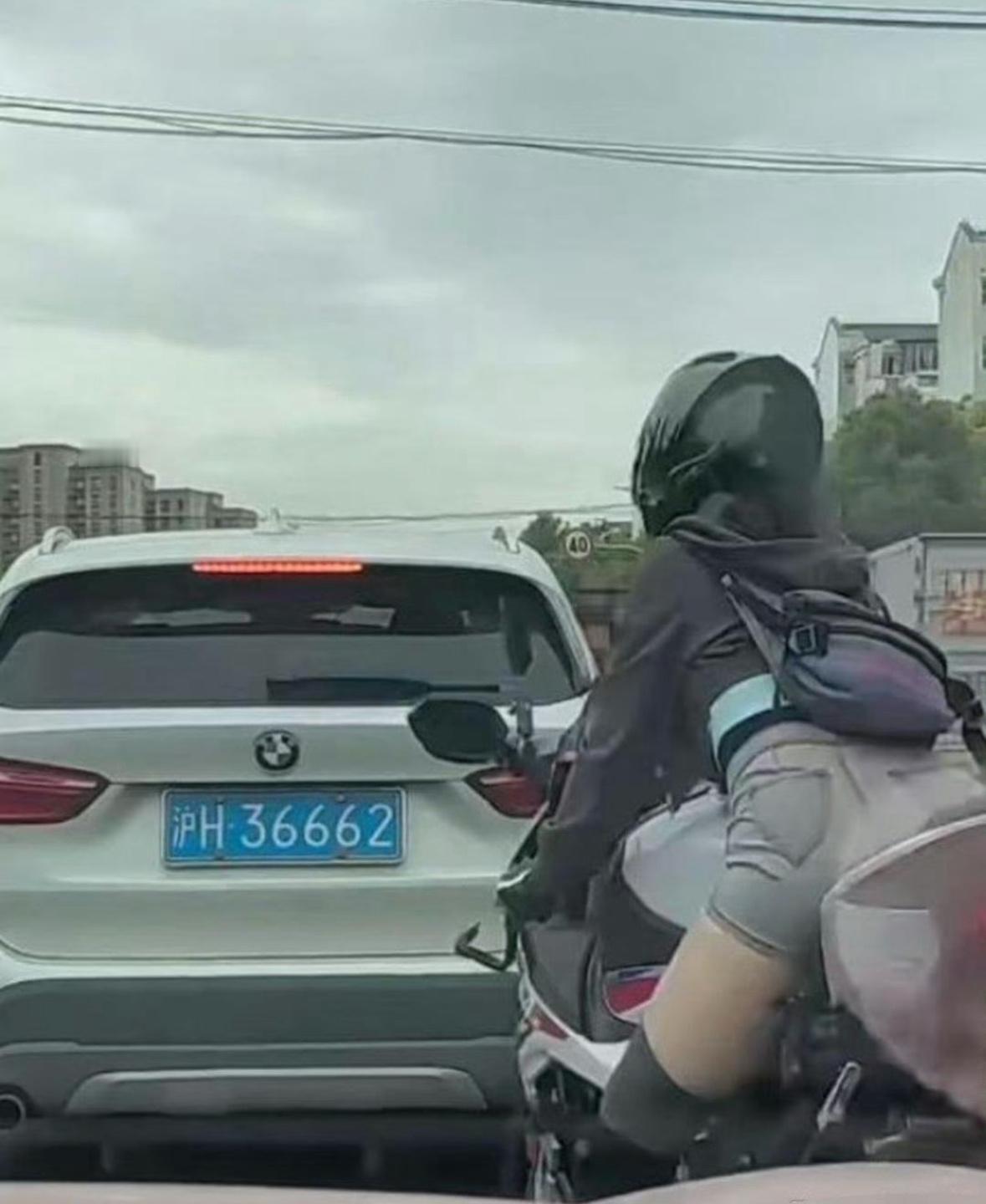 本来想去认识一下的一看车牌还是算了吧！