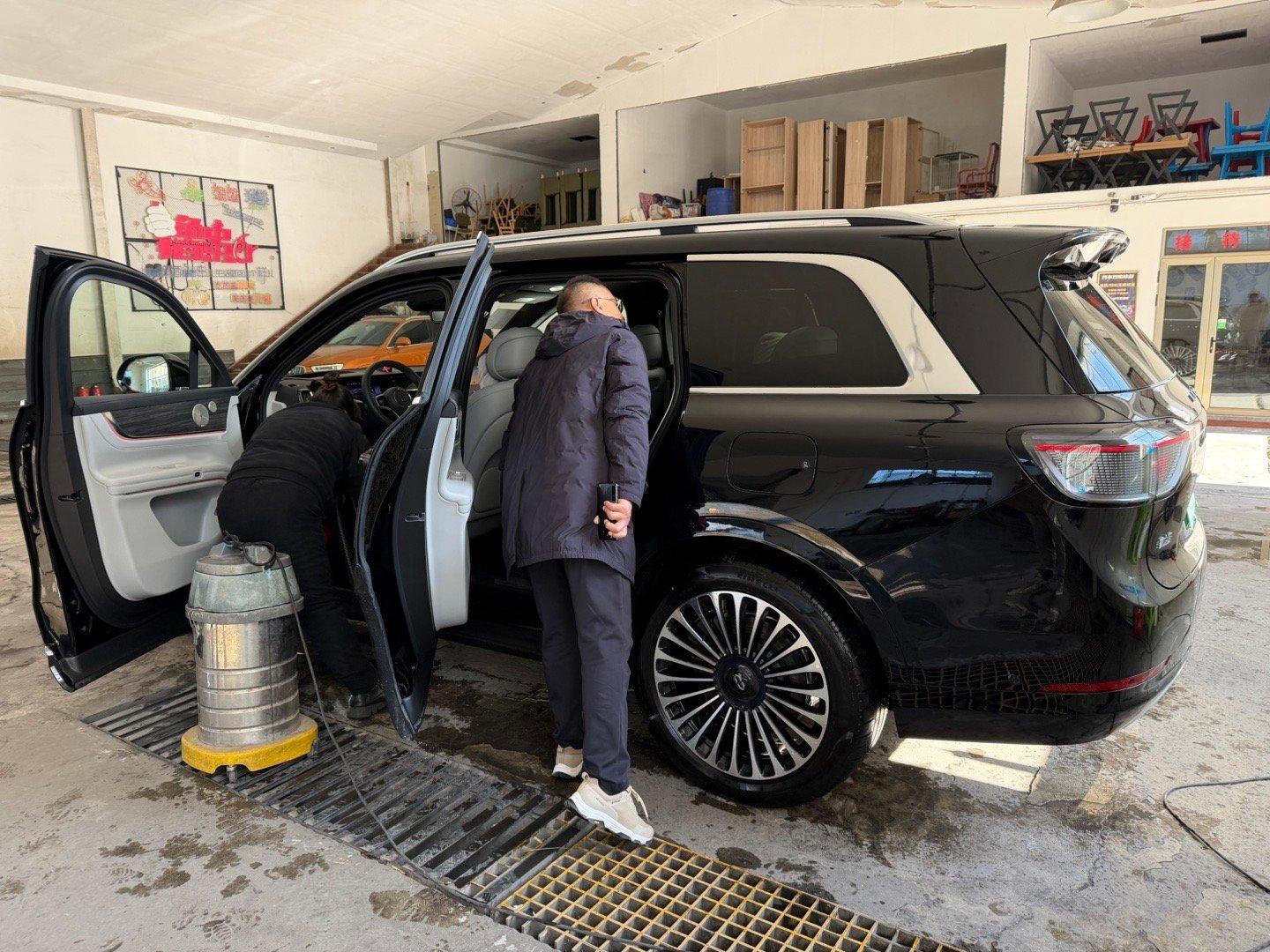 问界M9补完胎，顺道去洗个车。旁边一个开迈巴赫的大叔跑来一顿看我这车，说家里有个
