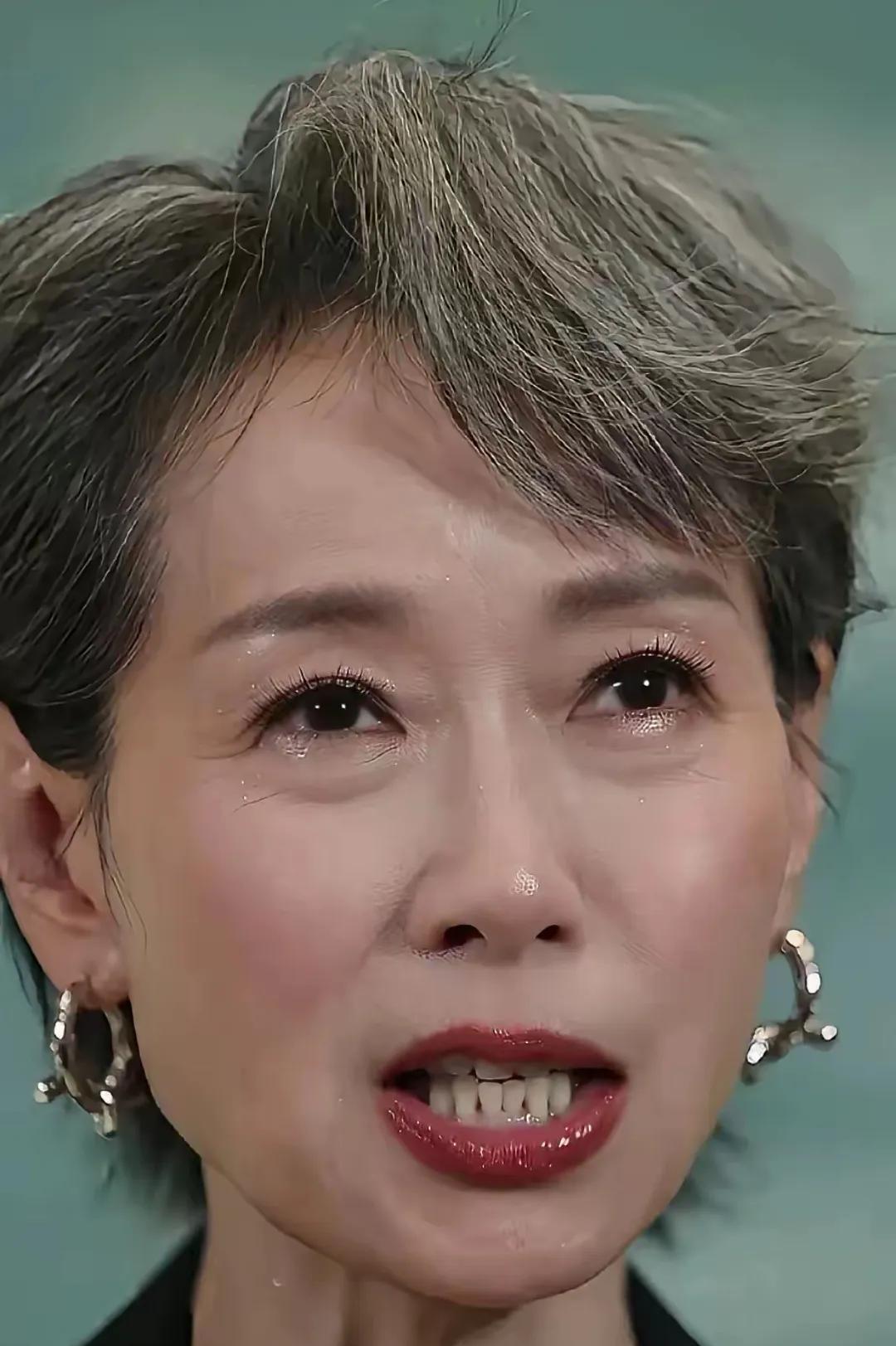 看到叶童最新怼脸照，我瞬间清醒了！什么医美、整容，都是浮云！皱纹？有！但人家皮