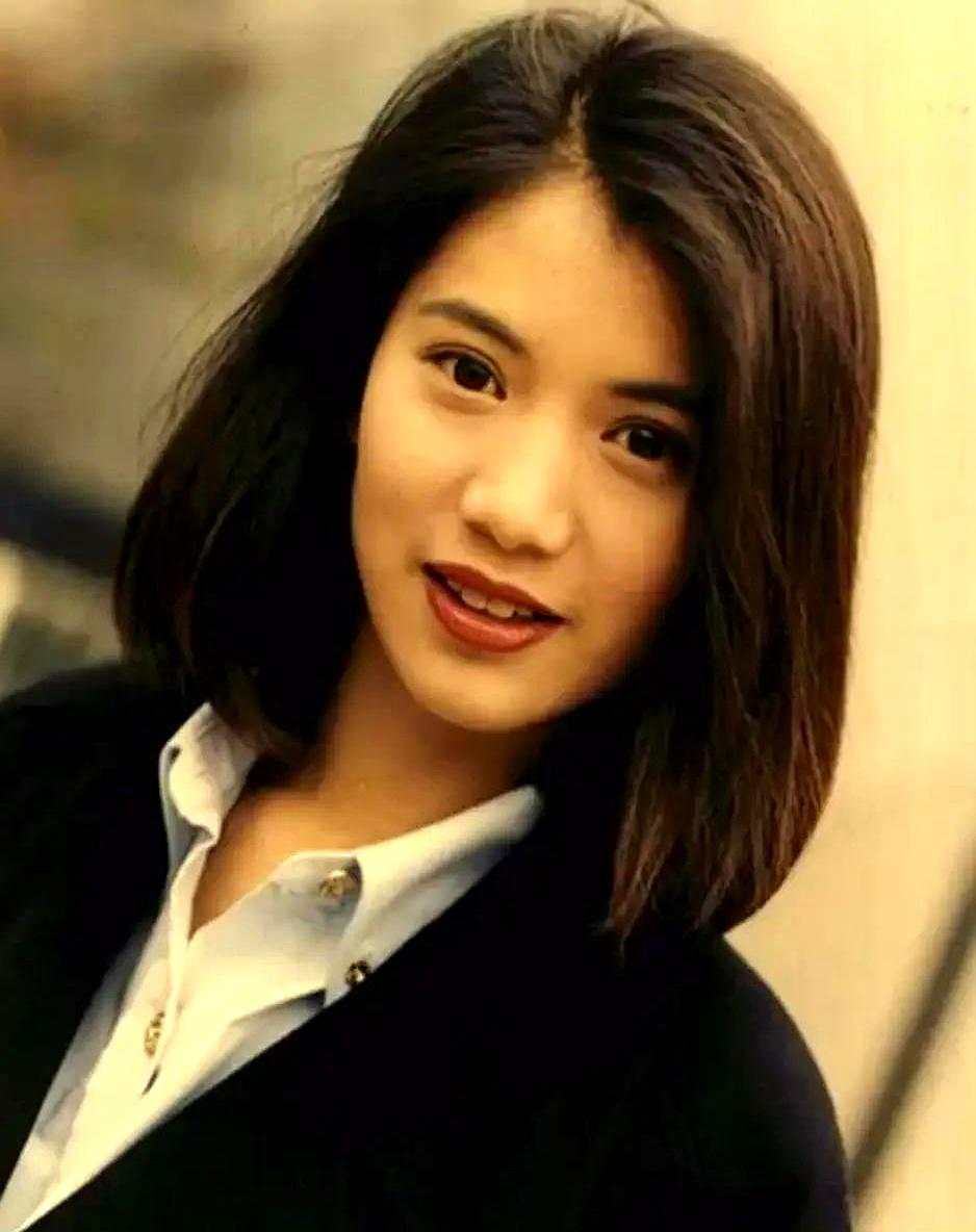 袁咏仪在访谈节目上爆料说：“只要你比曾志伟高，他就会针对你。”曾志伟曾吐