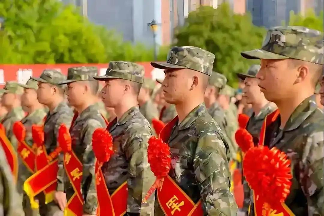 体检政审全过却拿不到军装，今年参军的规矩彻底变了。过去只要身体硬朗、报名赶早就能