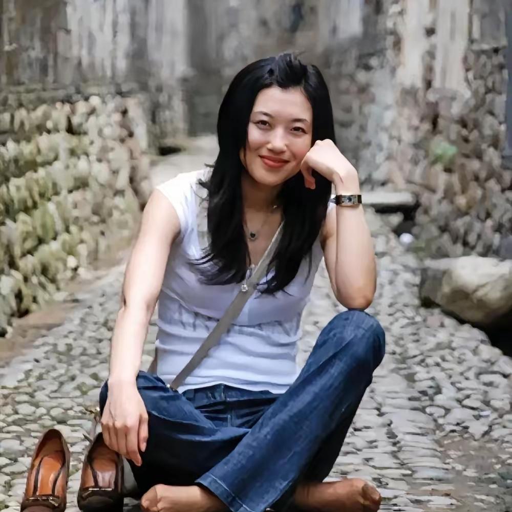 她的颜值比董卿高，她的学识渊博，就算是倪萍、李修平来了都是甘拜下风的存在她一个