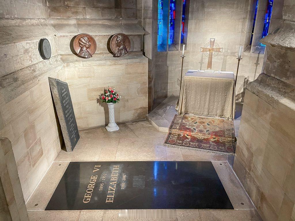 英国王室2️⃣4️⃣年前的今天2002年4月9日，在威斯敏斯特大教堂举行完葬