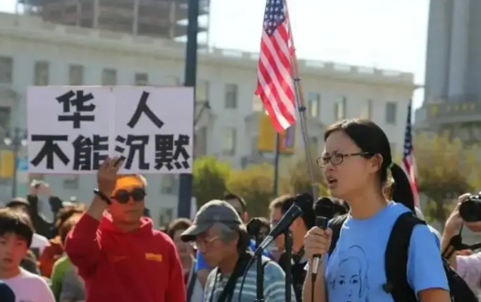 来到中国就得遵守中国的规则，一位美籍华裔发文抱怨，称自己加入美国国籍已有两年，已