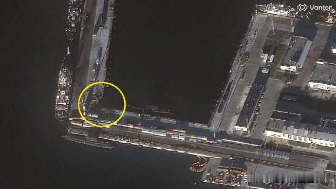 俄罗斯军队在新罗西斯克的“基洛”级潜艇，在乌克兰无人潜航器的袭击下未受损。最