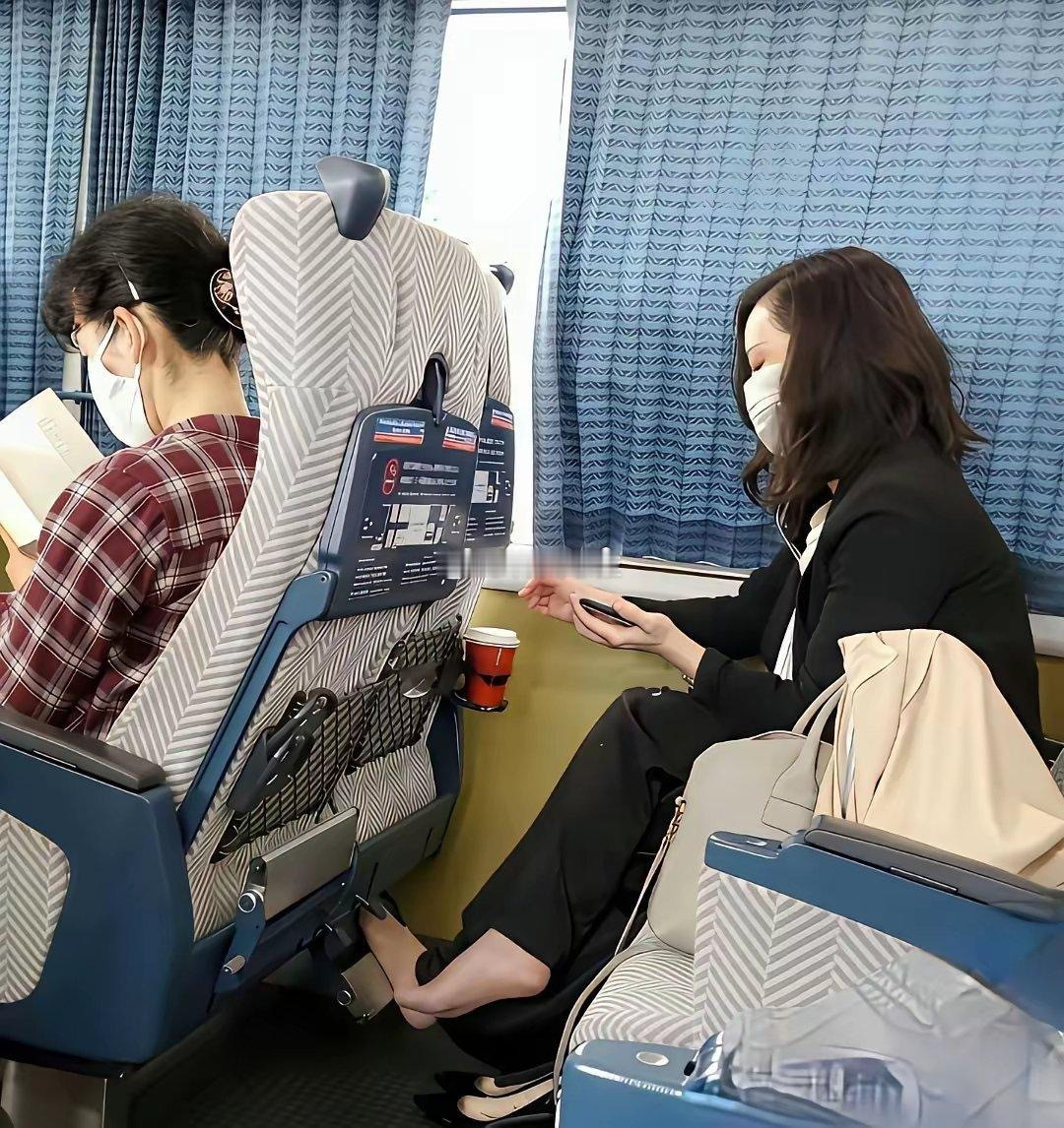这样这位美女的脚气会弄到高铁上，真是没素质