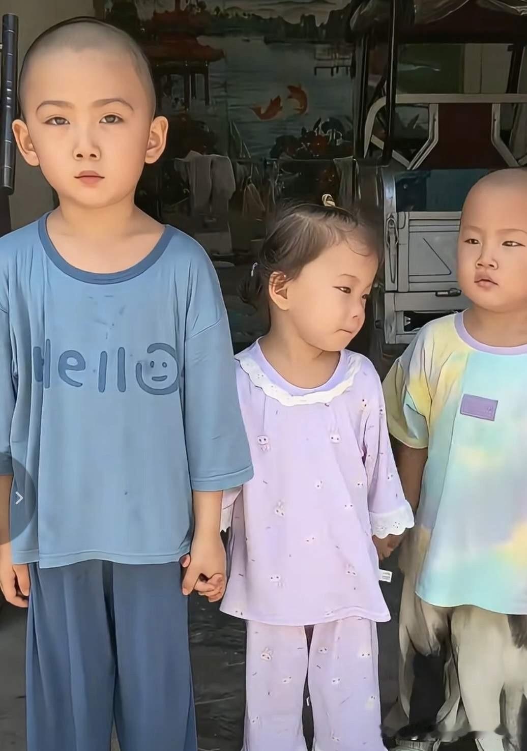 第一眼看到这个男孩就给人一种唐僧的感觉，眉清目秀，一脸佛相！一位女子晒出自己家里