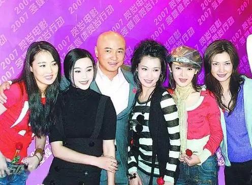 这张6人合照，我居然只认出了留着光头、笑容可掬的徐峥，那位穿着黑白条纹上衣、气质