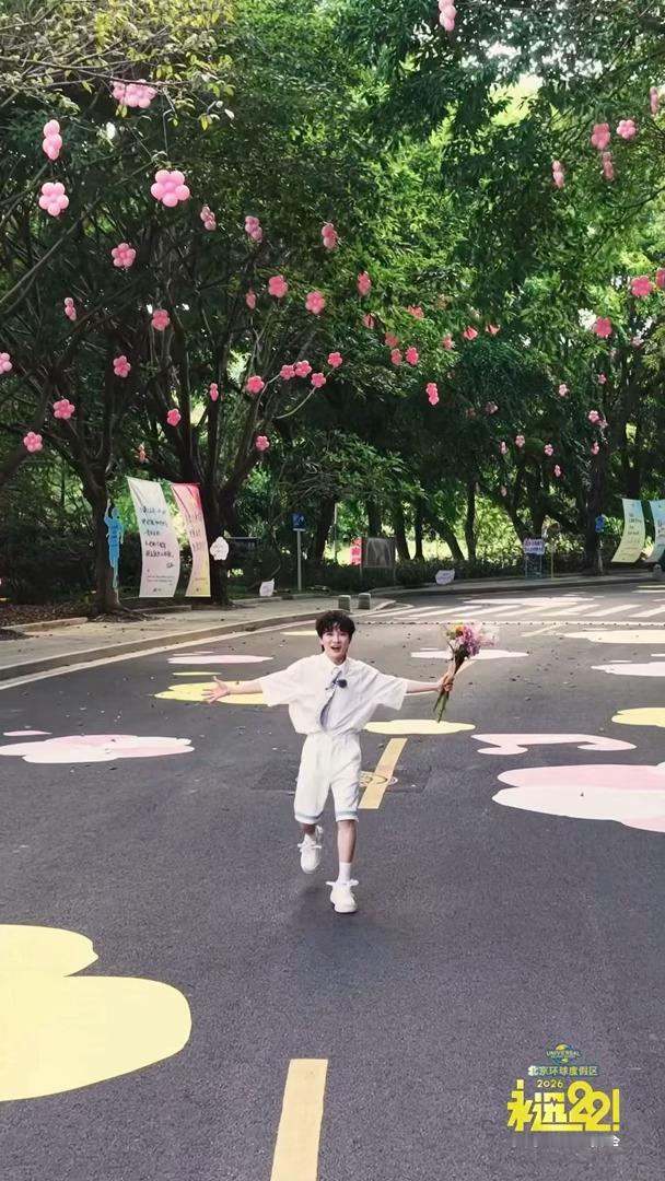 周深真的走花路了🌸广州大学城迎来惊喜嘉宾周深，浪漫花路仪式感拉满，意外的剪刀小