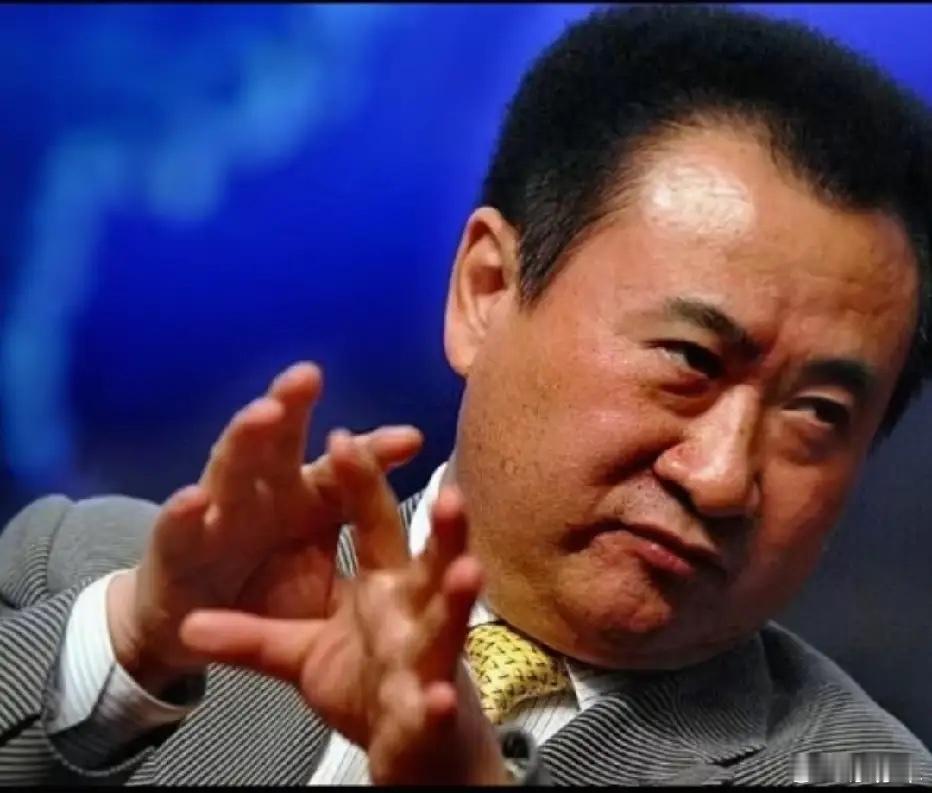 以前的王健林与现在的王健林，以前的王健林霸气侧漏，现在的王健林身材消瘦。