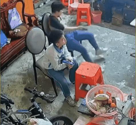 这样的儿子长大了会懂得感恩吗？这段视频让我深思：一个寻常家庭里，母子俩正