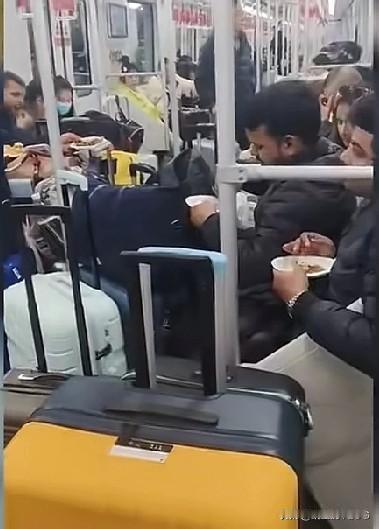 外国人在地铁上吃馅饼，弄的满车都是厢咖喱味，我们还是高估了部分外籍人士的底限…[