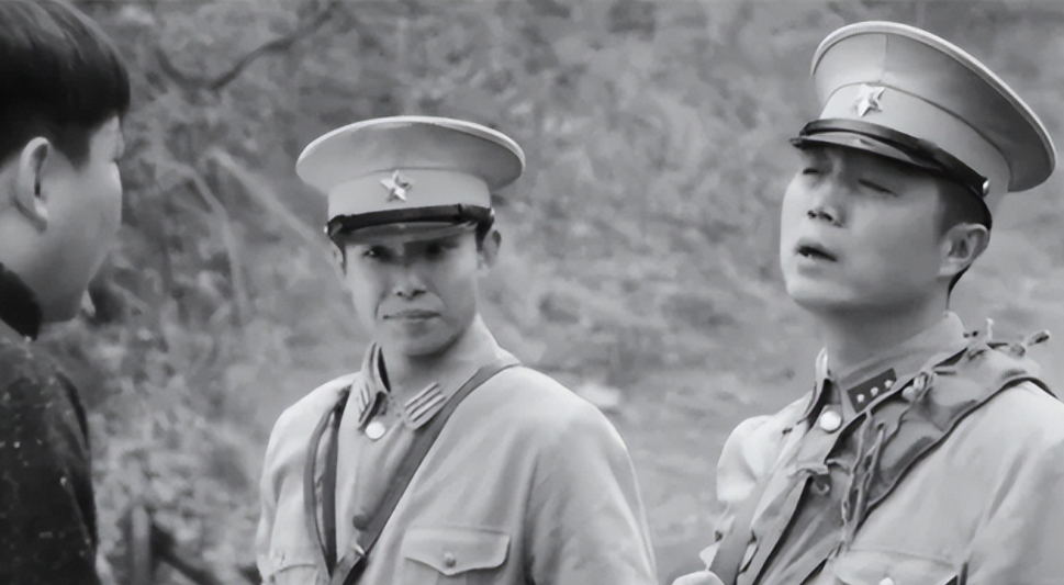 1943年，徐州地下党书记王其华正在执行任务，不料迎面撞来一队伪军。伪军队长喝醉