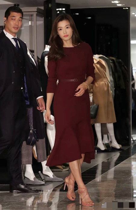 全智贤，173cm，酒红色的裙子显高级，就是脚指甲盖颜色把脚显得太黑了，你们看看