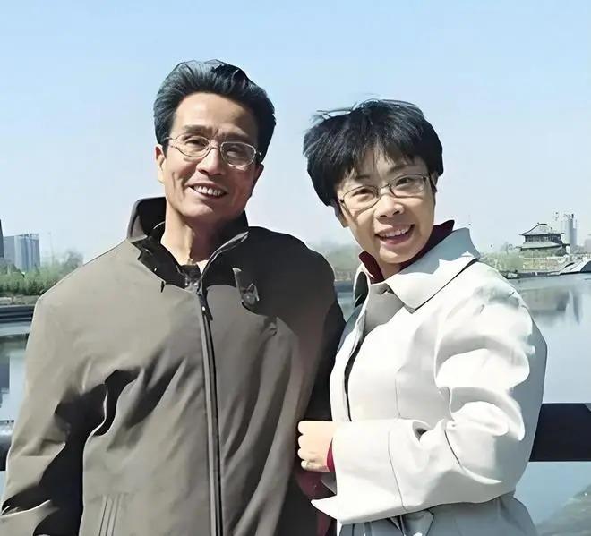 50岁北大才女蒙曼，终究没逃过老父亲临终的含泪催婚！老人拼尽最后力气哀求：干得再