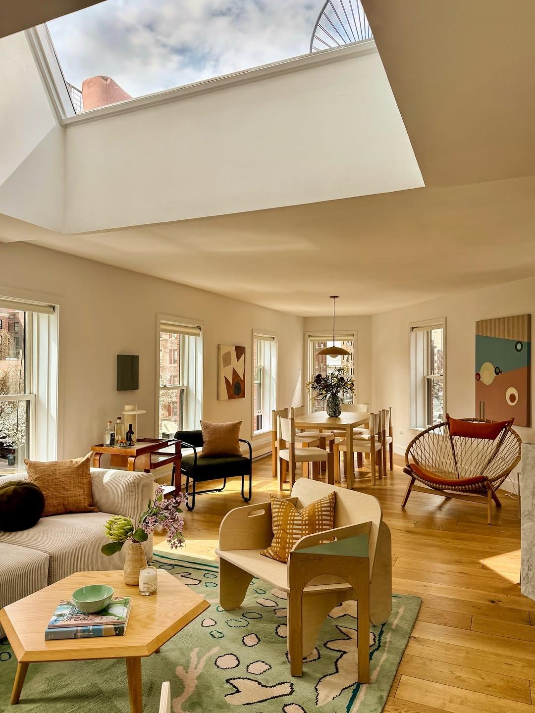 三居室住宅，光线通透，色调干净，纯粹而温柔。家装的高级感是什么样子呢?装修