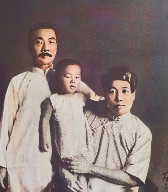 1927年，46岁的鲁迅瞒着妻子和自己的女学生许广平在上海同居。这件事放在今