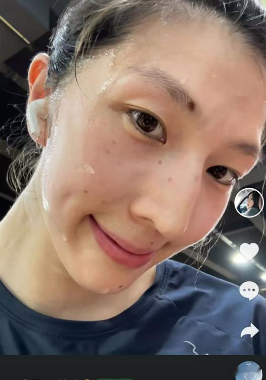 张常宁张常宁在南京“一对一”帮助吴梦洁康复训练。江苏女排前往福建队热身训练，江