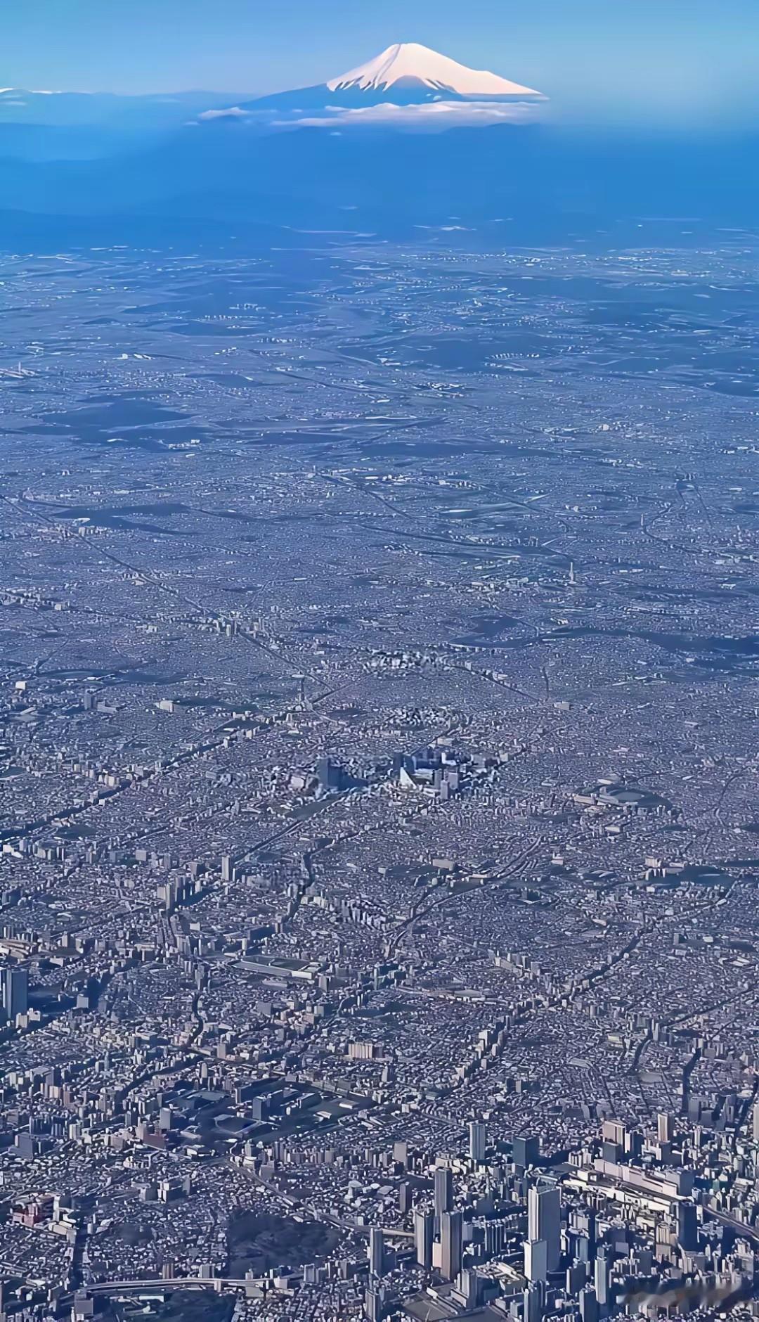 远视中的日本！这么平坦的地方，好像缺少点什么！实在太平坦了！远处的富士山显得很突
