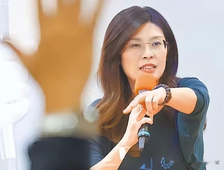 13日上午，郑丽文接受岛内媒体采访时再次重申:台湾人就是中国人，民进党没有操弄的