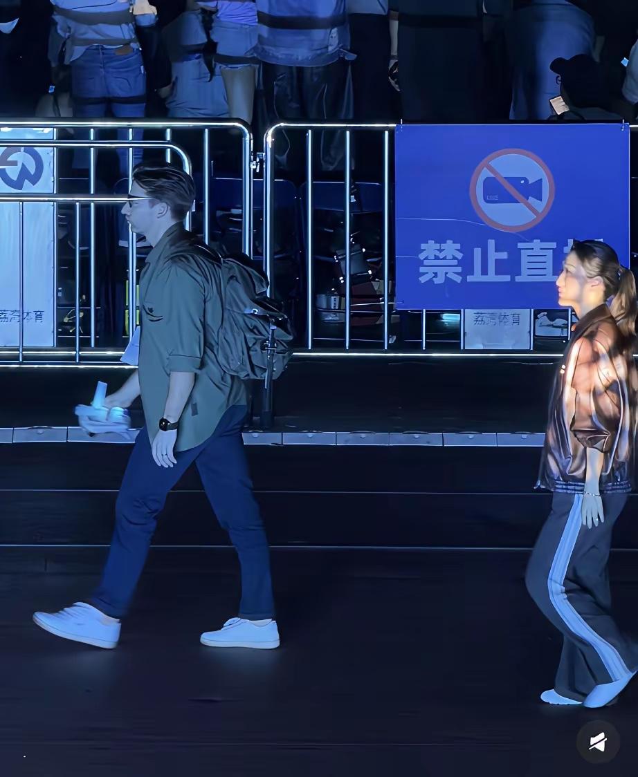 近日，谢婷婷带着外籍男友现身深圳，看她哥哥谢霆锋的演唱会。他在前面走着，她