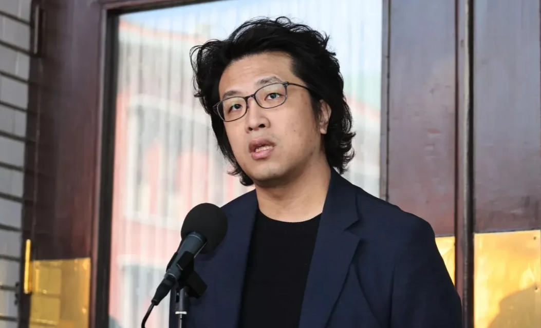 臭名昭著的台独分子、民进党立委沈伯洋今天上午嚣张妄言叫嚣称，他父亲沈土城担任负责