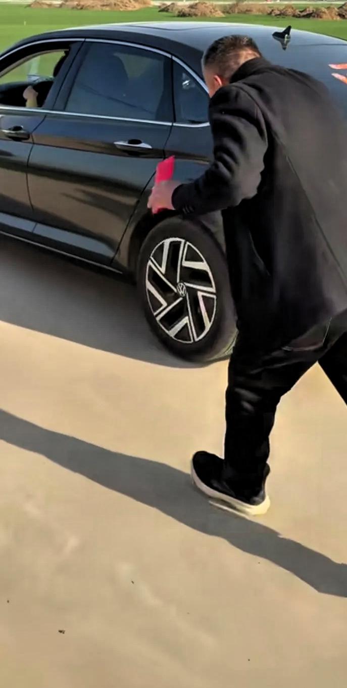 泪酸！远嫁的女儿返程回家，车子启动时，她将父亲悄悄塞给自己的红包又从车窗扔了回去