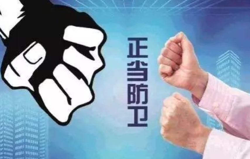 石家庄，一女子遭丈夫持刀逼问“出轨”，被拖拽上车连续殴打4小时。逃命时刻，女子趁