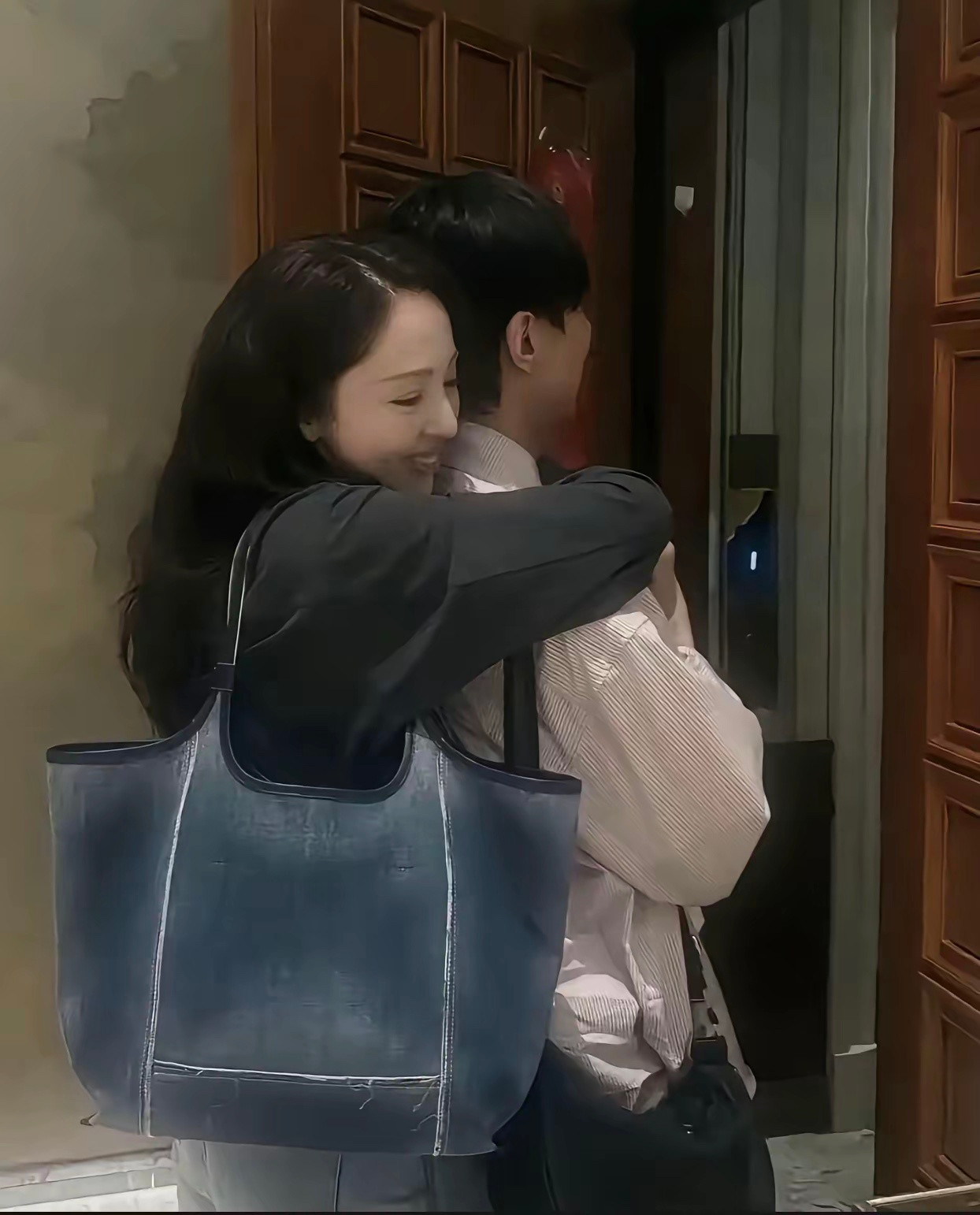 即使身边美女如云，张维伊的眼里只有董璇。张维伊和董璇又撒狗粮了，两人依偎在一起拍