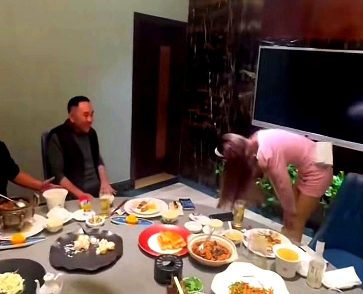 看到一个相声拜师视频，有点懵！师父拉着女徒弟的手……直接往自己脸上一贴！