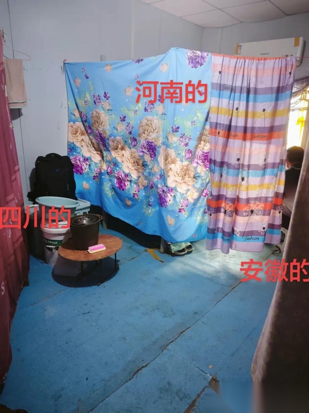 一个宿舍住三对夫妻。不管你在家住的是别墅还是洋楼，到了工地上，就得咽下这份毫无尊
