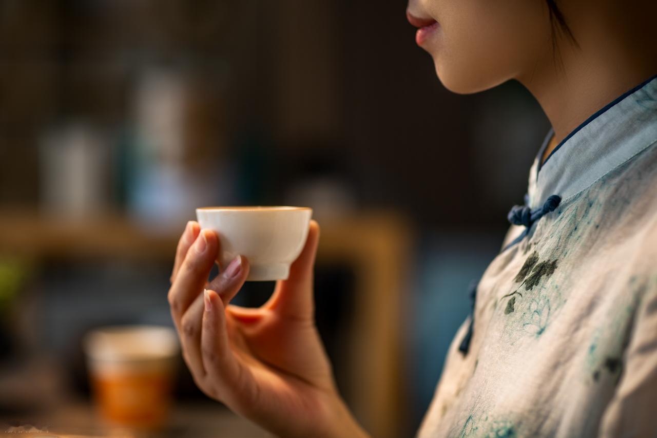 炫耀，是最低级的自信越是没见过世面的人，越喜欢炫耀。炫学历、炫车子、炫朋