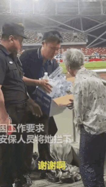 山东上大分，都火到人民日报了！近日，山东枣庄，一名独臂老人想去大学生毕业晚会捡瓶