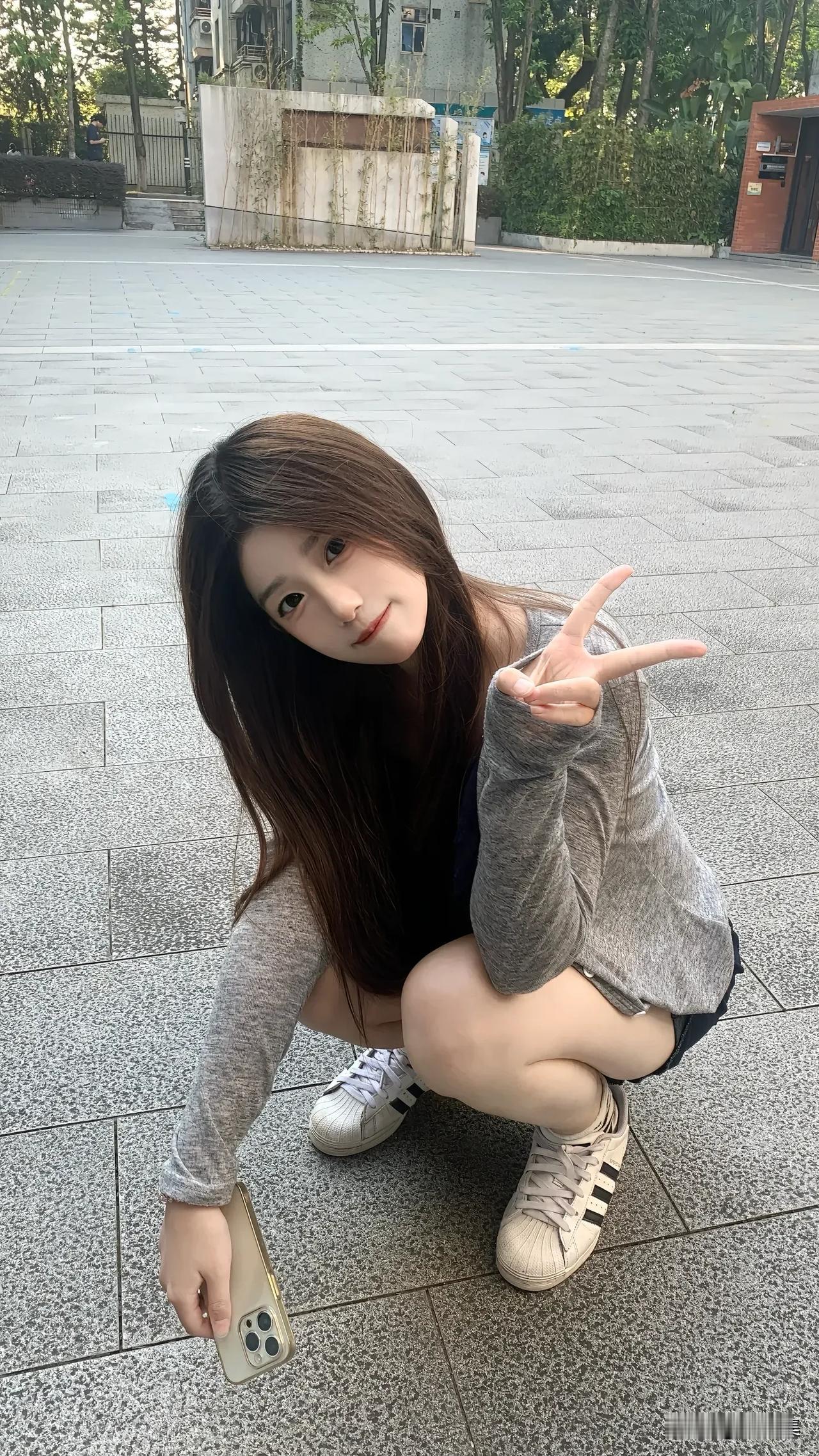 元气少女蹲拍，比个V字笑起来！😊📸