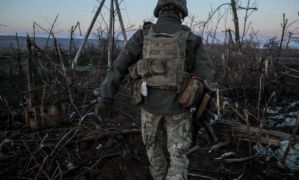 泽连斯基谎言碎一地，乌军承认红军城没了，血战到底只为美国乌军前线崩溃，红军城实