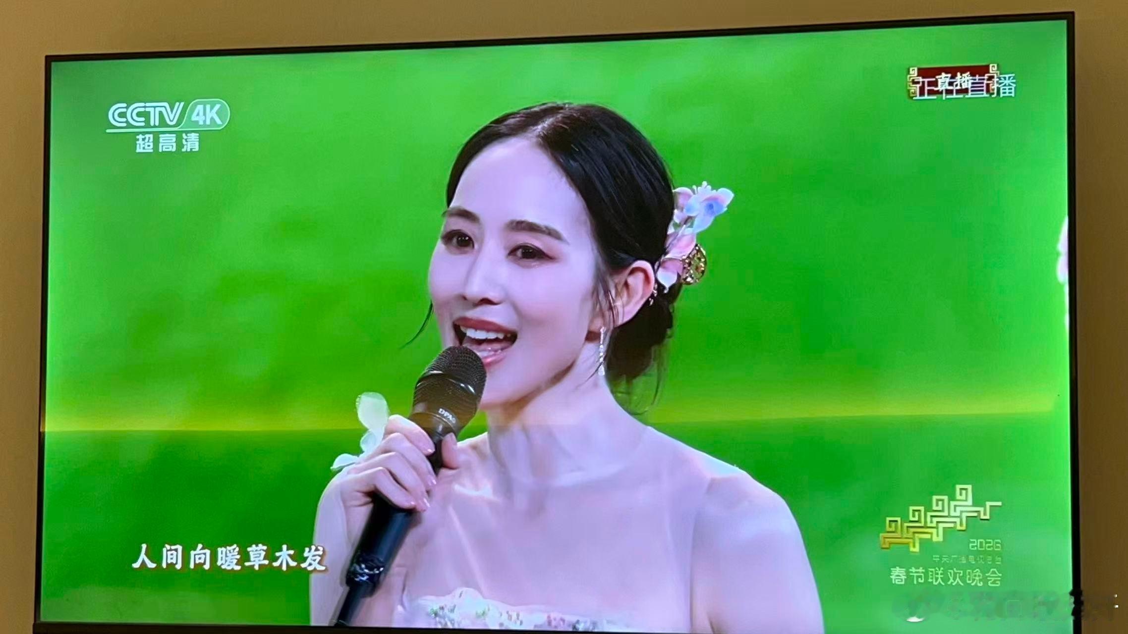 想学张钧甯春晚妆容谁懂啊！张钧甯首登春晚的状态简直满分，从容大气又透着明媚春意。