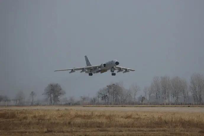 轰6M和轰6K虽然都是源自于老式的轰6轰炸机平台，但它们的定位和改进方向完全是不