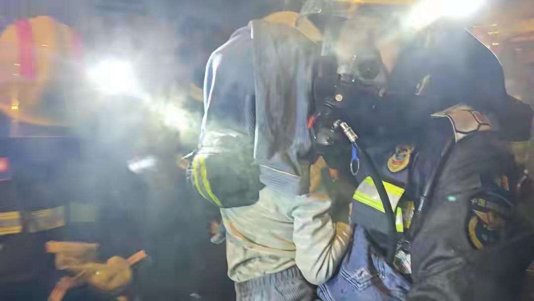 浓烟滚滚！北京一民房凌晨着火5人被困，包含2名孩子，元凶“藏身”厨房这是一起非