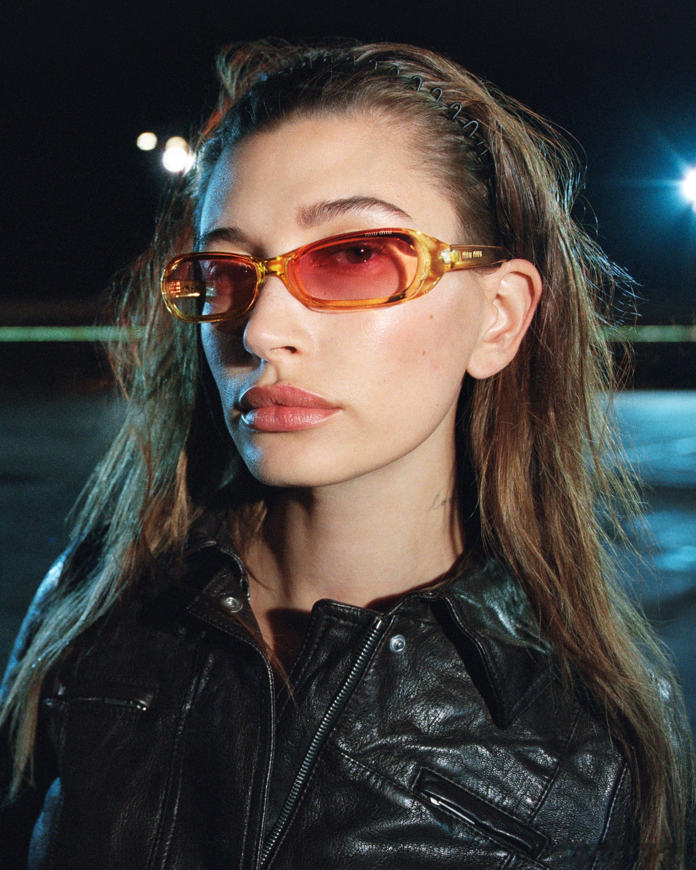 MIUMIU2026秋冬系列广告大片，由摄影师ZoeGhertner掌镜，