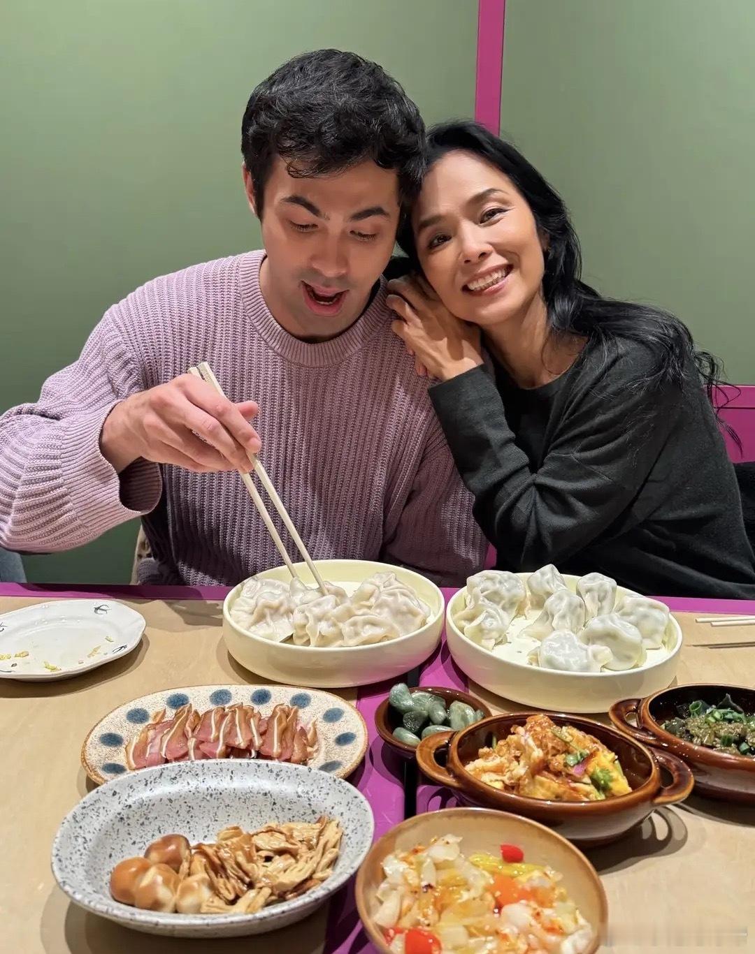 韦唯分享和二儿子一起吃饺子合影，满满的年味儿，满满的爱意！