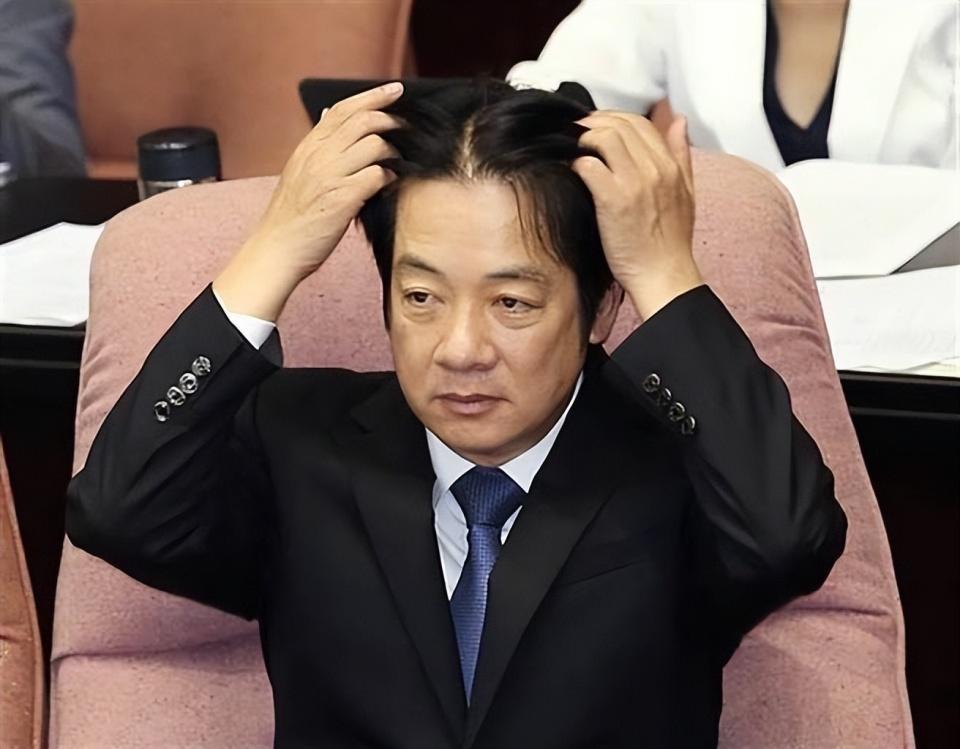 解放军围台军演第三天，赖清德已服软，蓝白联手第五次封杀赖提案这一天其实挺有标