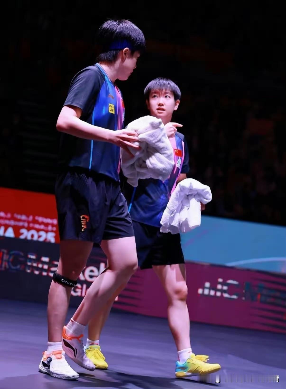 又陪着孙颖莎和王楚钦走过一整年，赛场上的并肩作战，镜头下的温柔瞬间，都成了刻在时