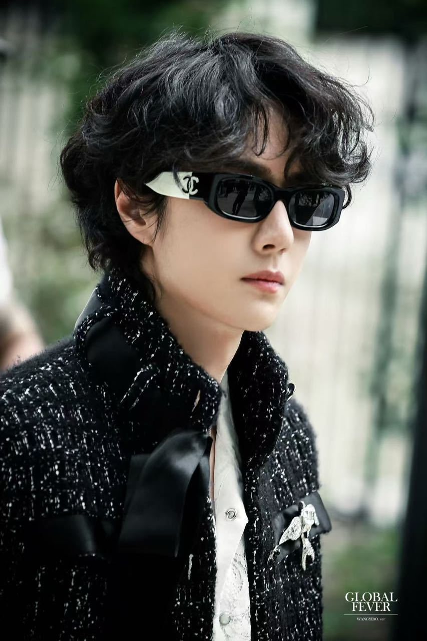 香奈儿大秀王一博这套确实帅然后他现在和香属于深度绑定了国内男艺人提到香首先想到的