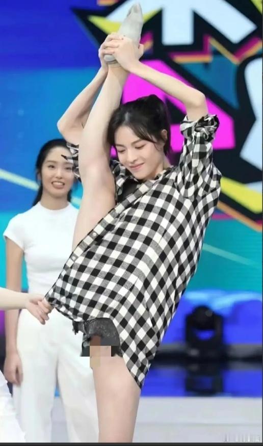 原来钟楚曦在《芳华》快本环节就展现出了她的“C位”欲望。回顾《芳华》上快本那一