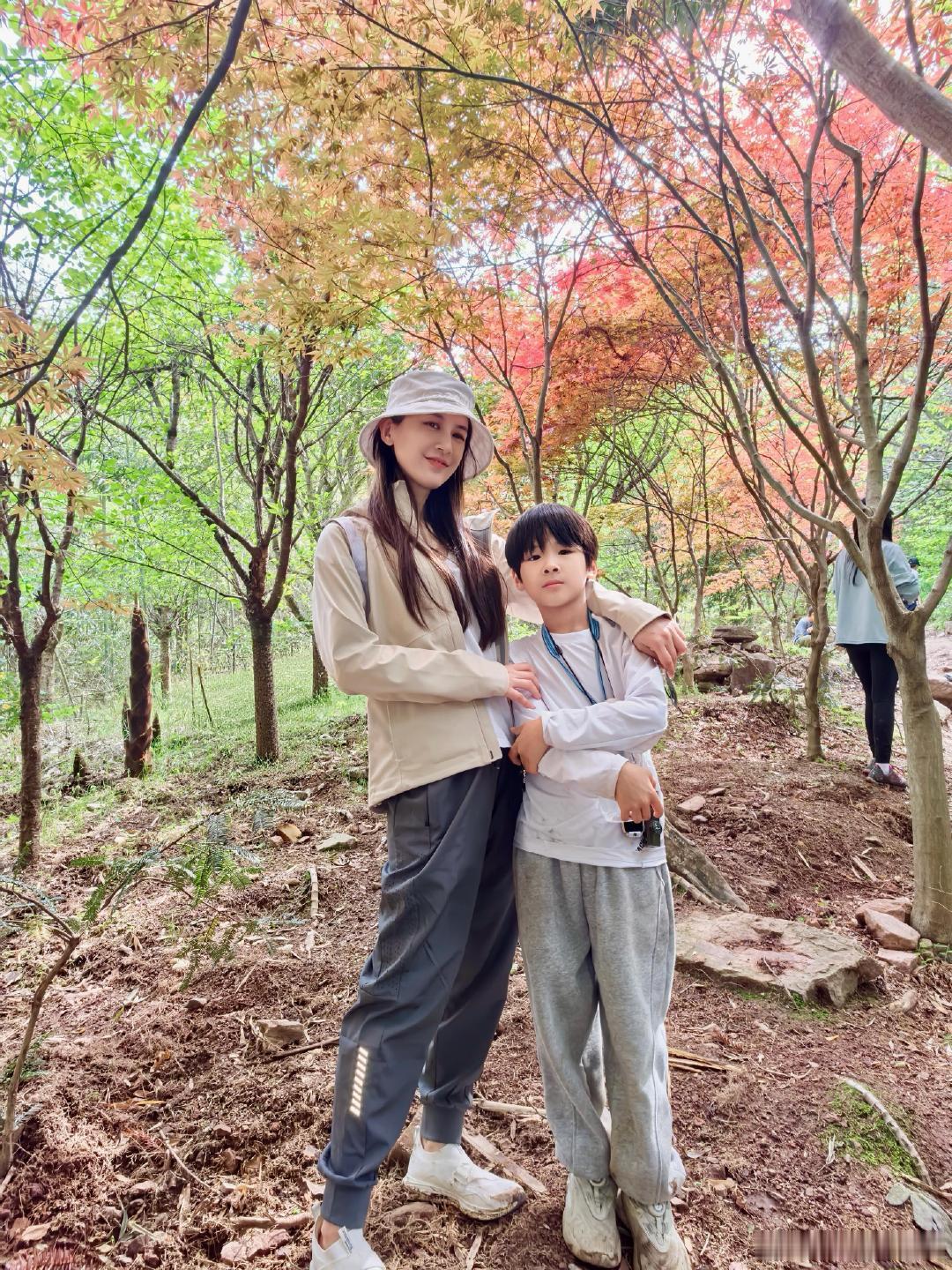 黄圣依小儿子9岁近照黄圣依小儿子9岁身高黄圣依小儿子9岁近照，身高已经到妈妈肩膀