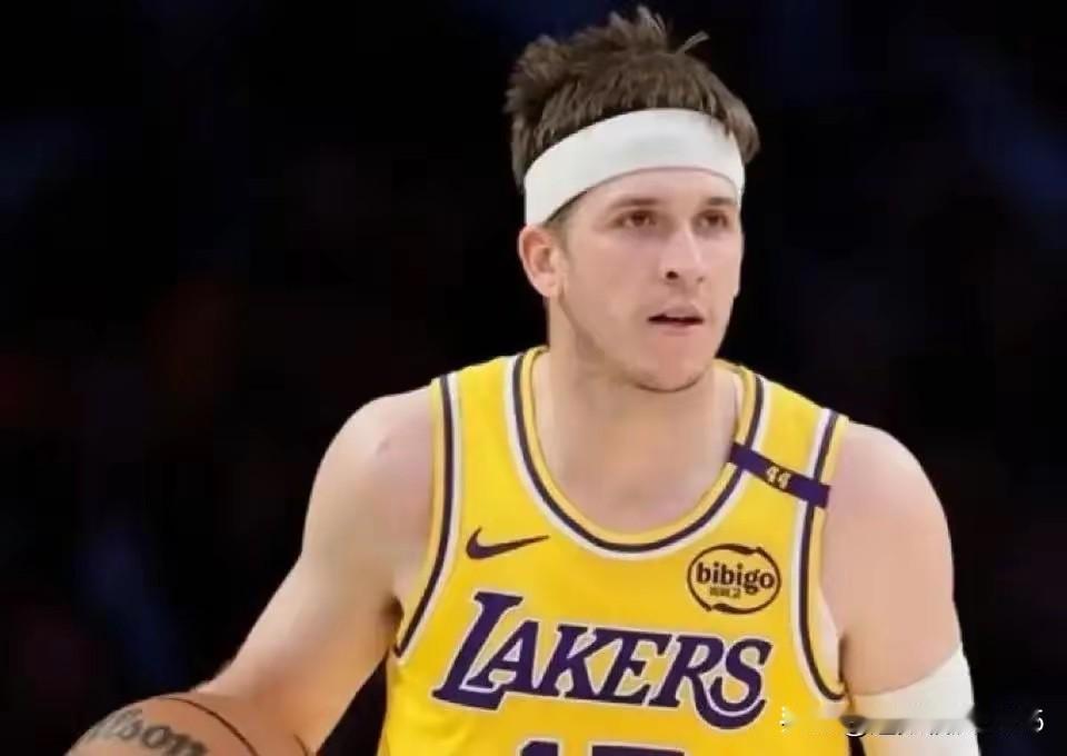 完全体湖人要回来了！富迪克表示里夫斯最快在周四战骑士时回归。里夫斯本赛季打出