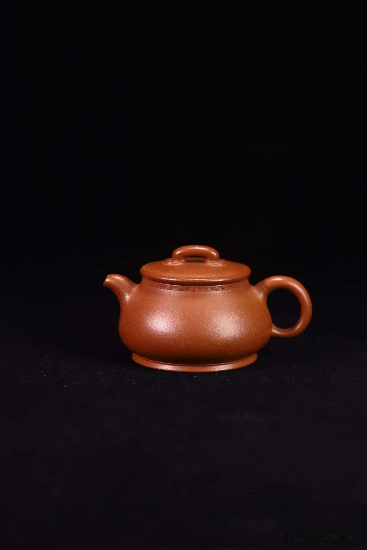 一把紫砂壶的贵气，藏在“为什么这样”里看壶久了，会发现一个现象：同样泥料，同样
