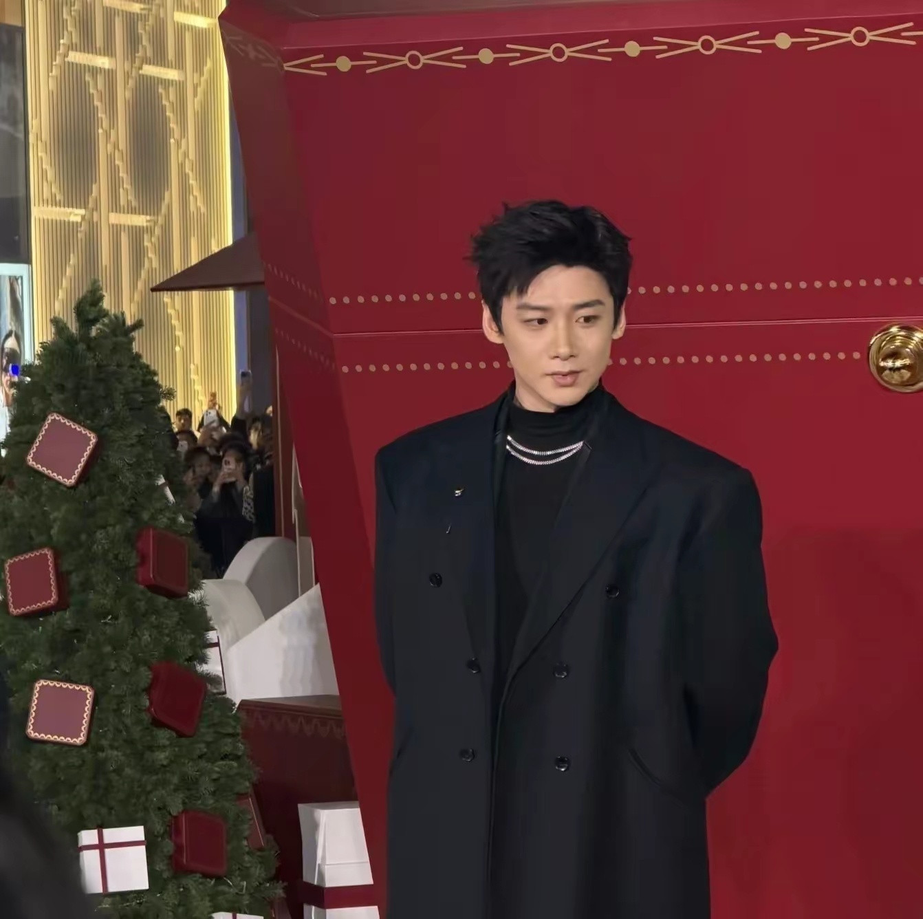 是我的错觉吗？白敬亭现在好像短脸版的刘宇宁……原来帅哥多多少少都是有相似之处的