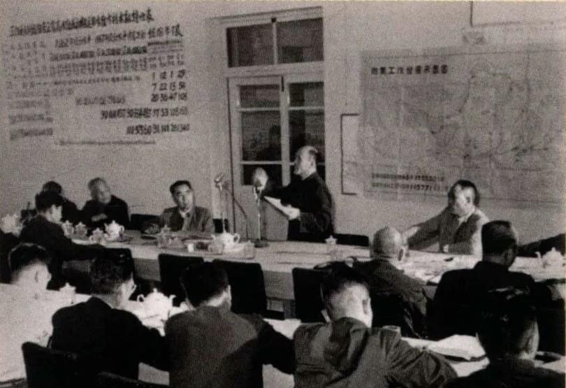 【周恩来总理的老照片】1958年4月，周恩来总理在北京主持召开三门峡工程现场会，