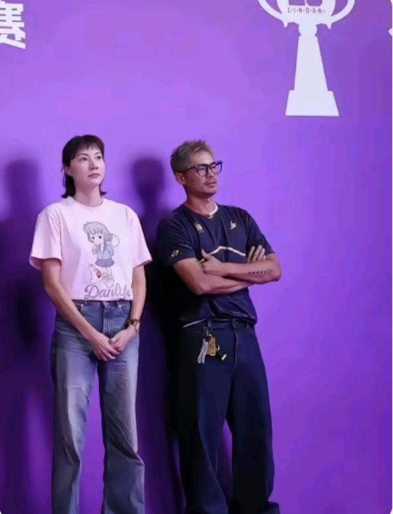林丹和谢杏芳两口子同框合照，跟路人似的，全程零交流、零互动，连笑都不笑，这哪像两
